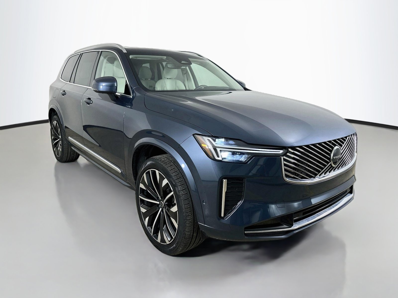 Certified 2026 Volvo XC90 B6 Ultra AWD/4WD image 3