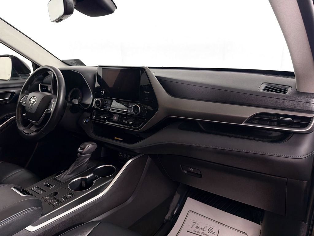 Used 2023 Toyota Highlander XLE image 28