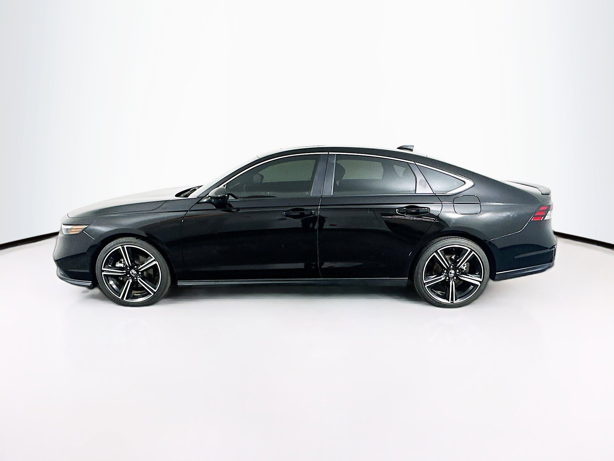 Used 2025 Honda Accord Sport image 4