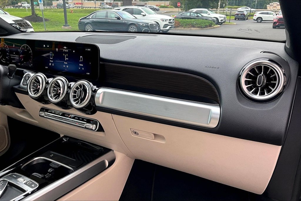 Used 2026 Mercedes-Benz GLB 250 4MATIC image 16