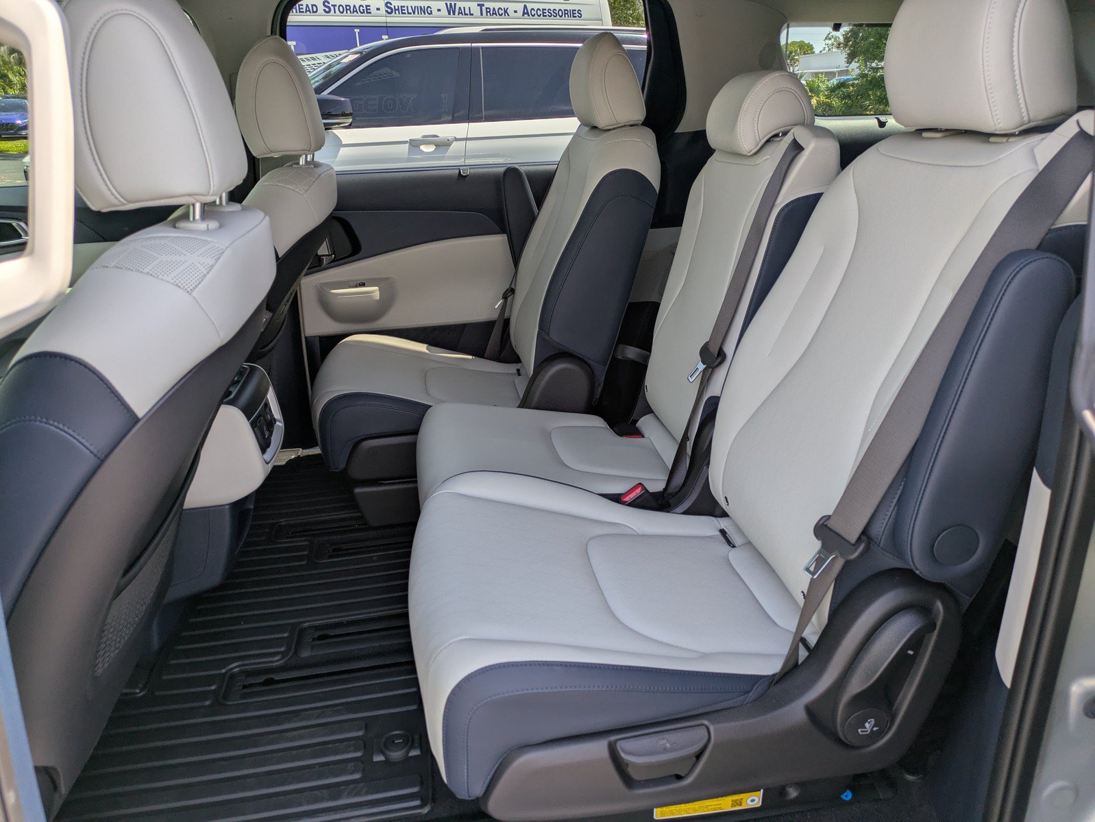 Certified 2025 Kia Carnival SX FWD image 12