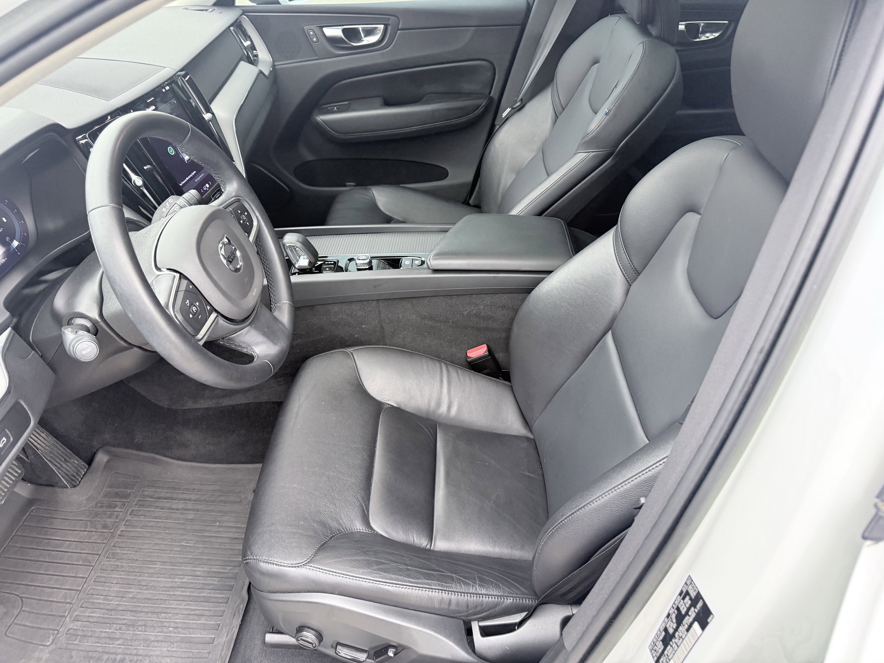 Used 2023 Volvo XC60 B5 Core image 26