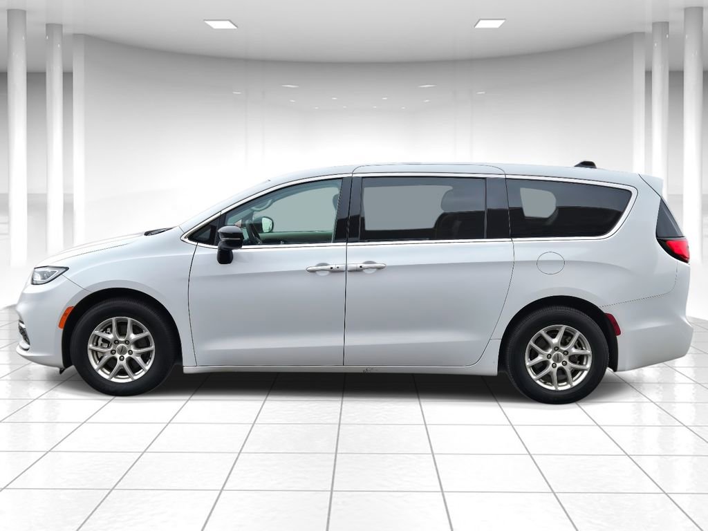 Used 2024 Chrysler Pacifica Touring-L image 6