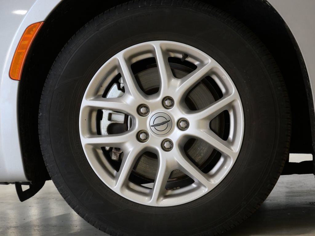 Used 2023 Chrysler Voyager LX image 9