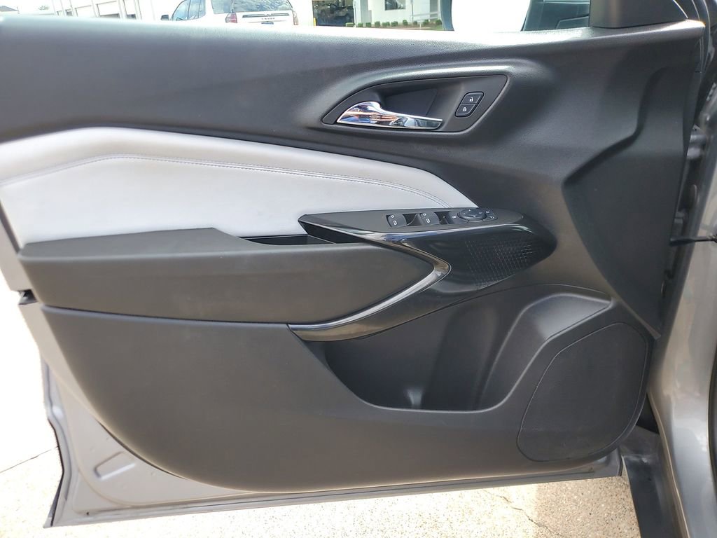 Used 2025 Chevrolet Trax LT w/ Driver Confidence Package image 16