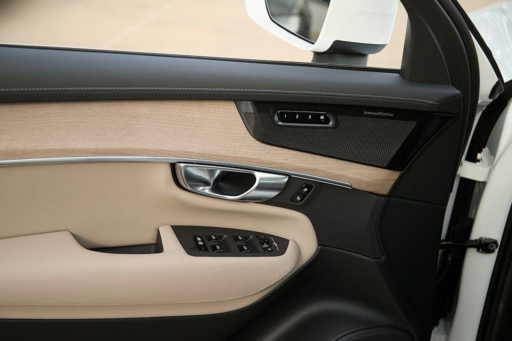 New 2026 Volvo XC90 T8 Plus w/ Protection Package Premier image 11