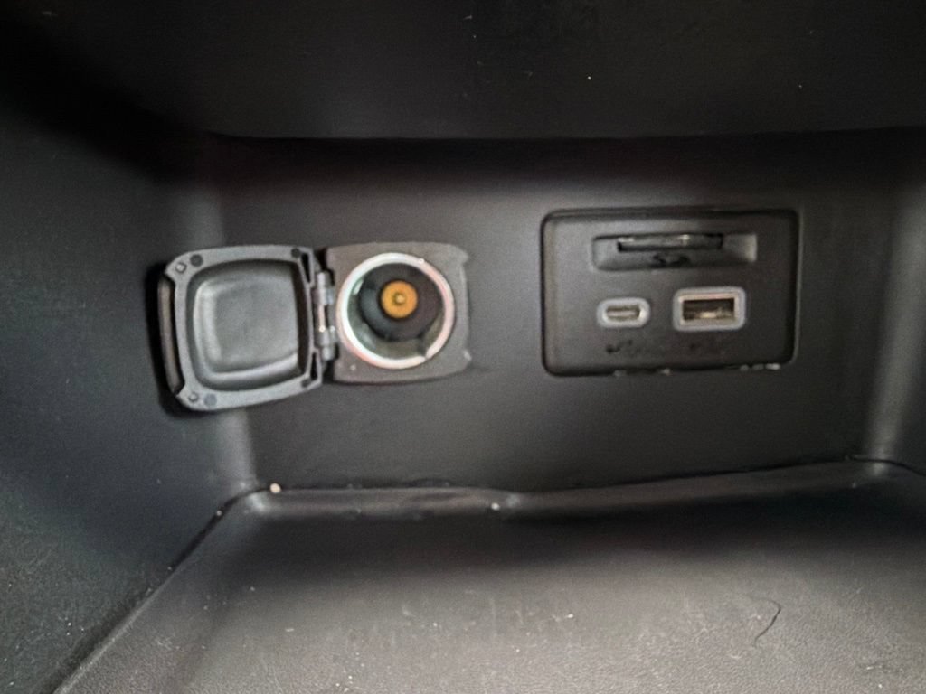 Used 2023 GMC Acadia SLT FWD image 32