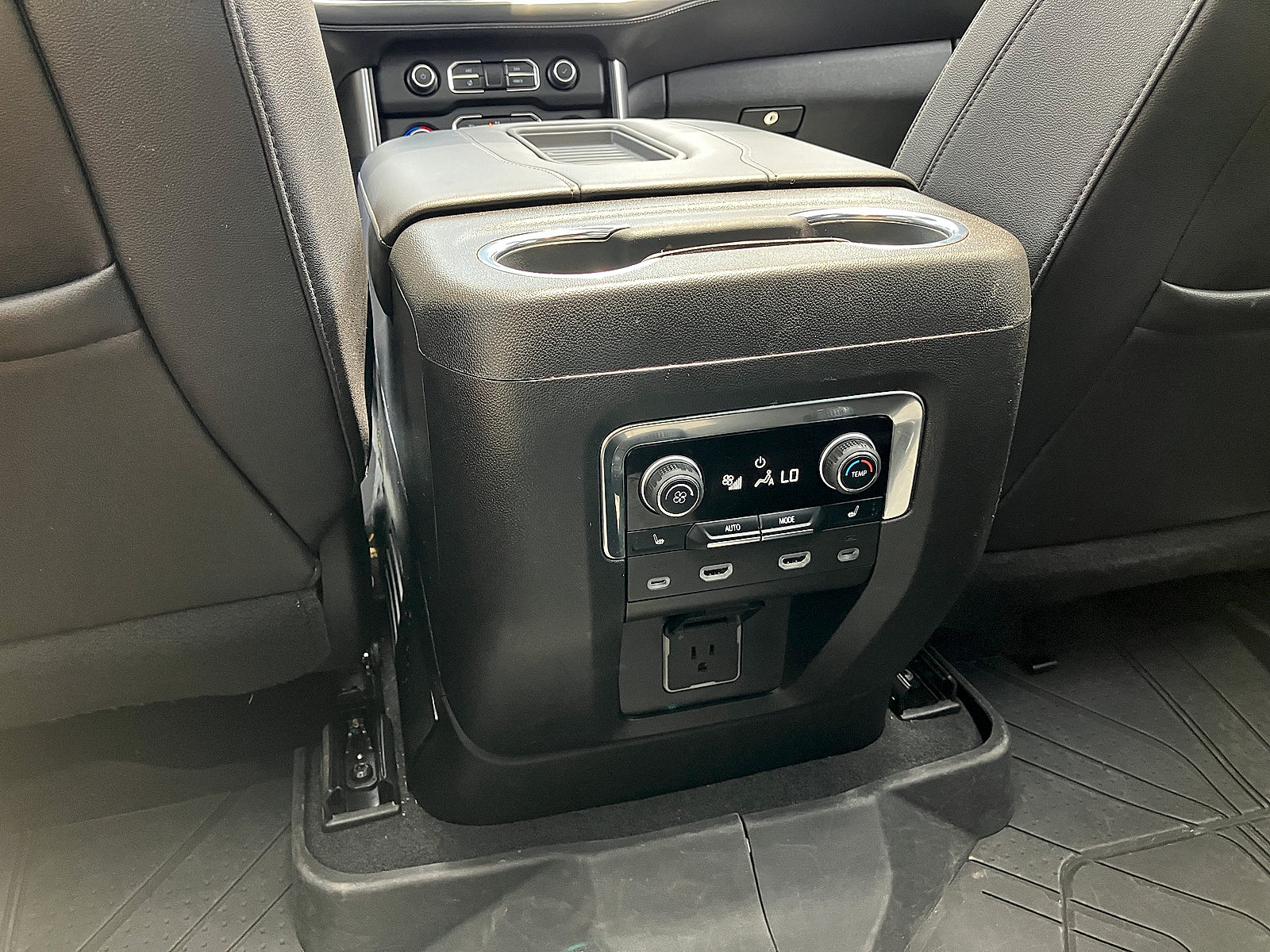 Used 2023 Chevrolet Tahoe Z71 w/ Z71 Off-Road Package AWD/4WD image 22