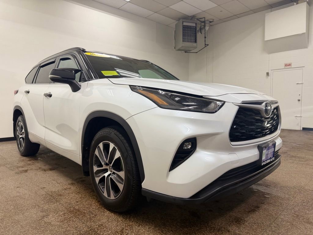 Used 2022 Toyota Highlander XLE image 9