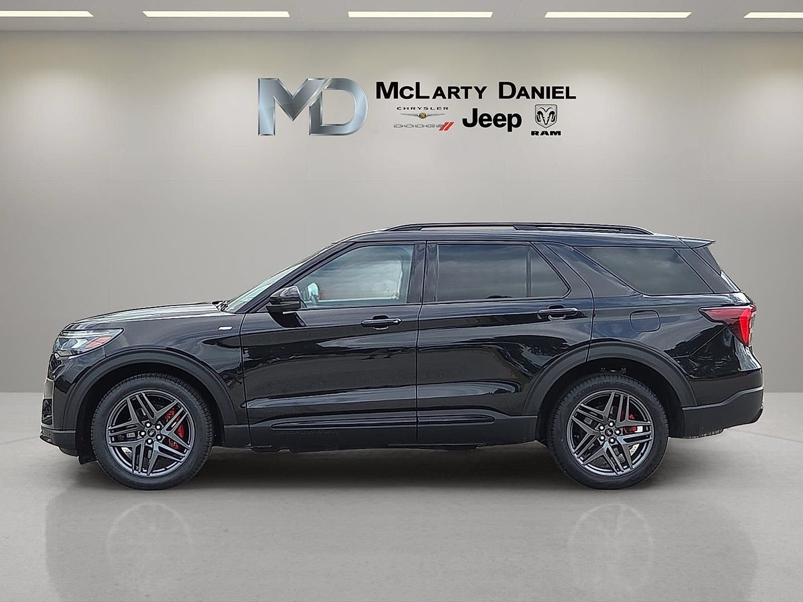Used 2025 Ford Explorer ST-Line w/ ST-Line Street Pack AWD/4WD image 3