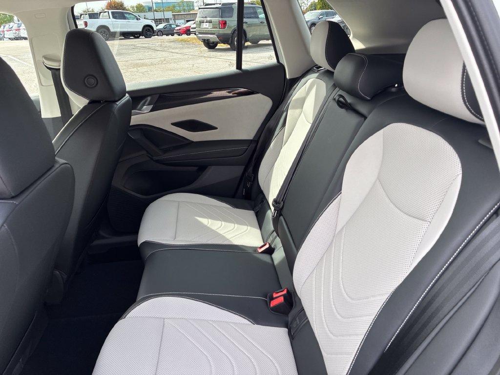 Used 2025 Volkswagen Tiguan SE AWD/4WD image 18
