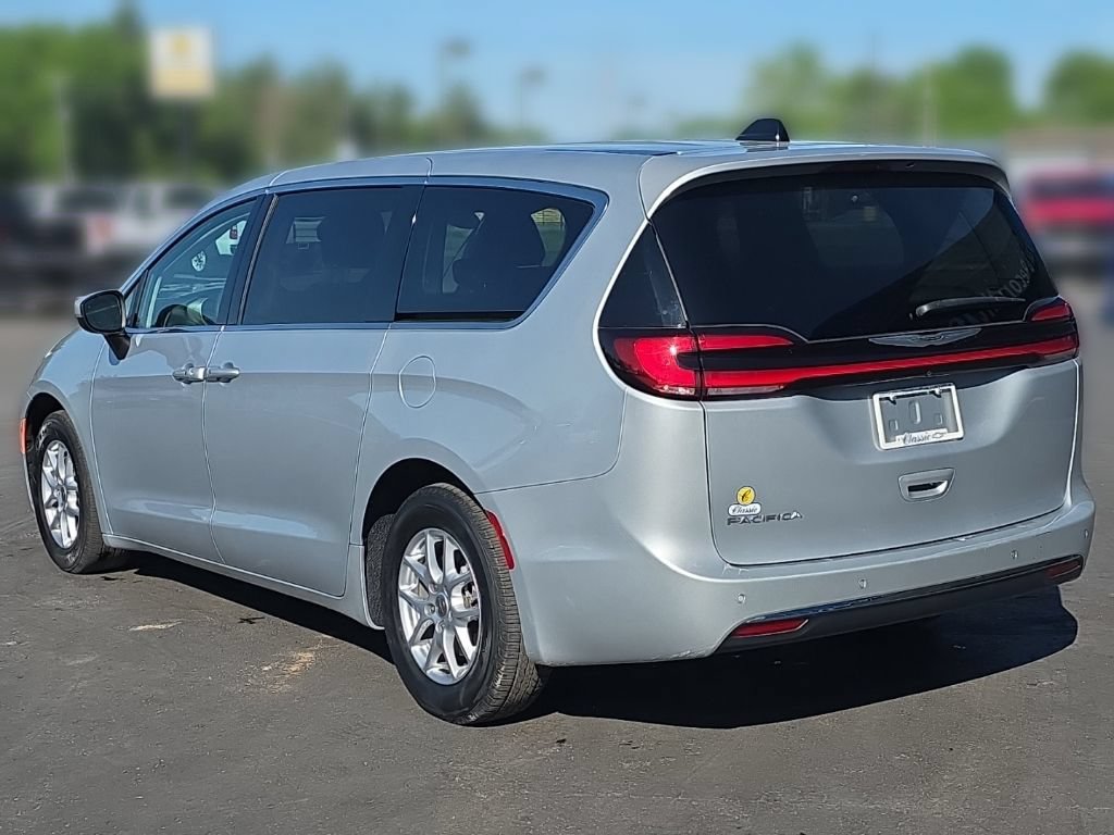 Used 2023 Chrysler Pacifica Touring-L FWD image 4