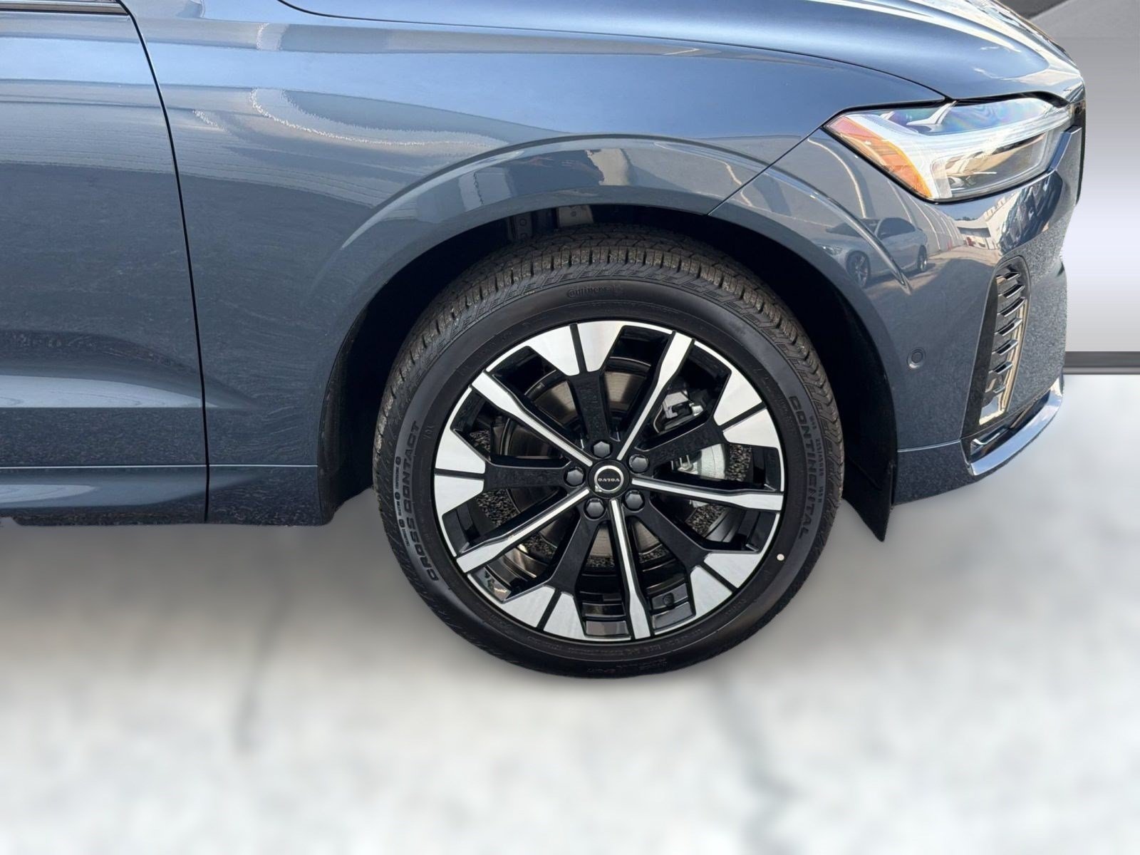 New 2026 Volvo XC60 B5 Plus w/ Protection Package Premier AWD/4WD image 11