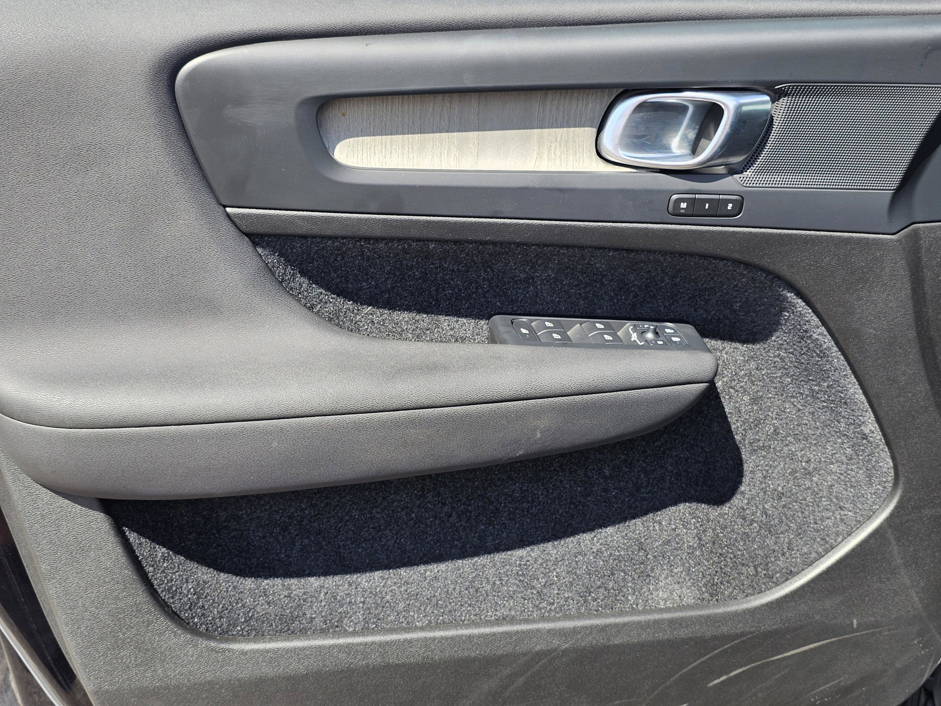 Used 2023 Volvo XC40 B5 Core image 14