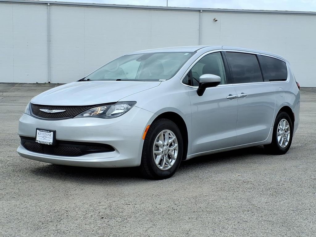 Used 2023 Chrysler Voyager LX image 7