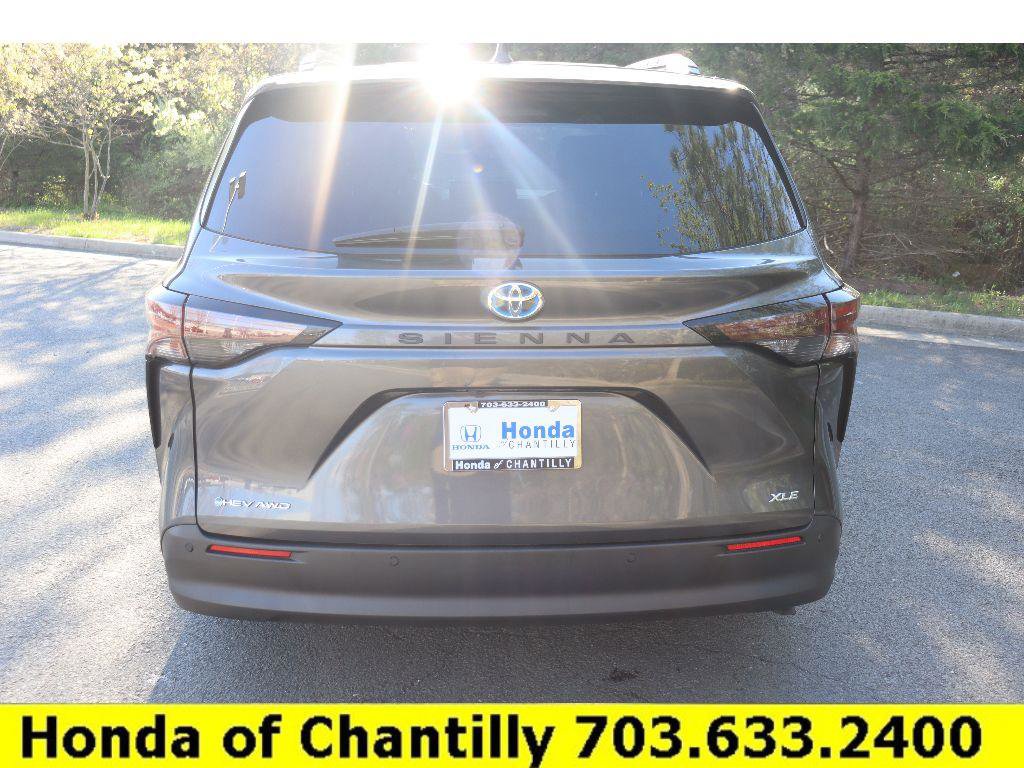 Used 2025 Toyota Sienna XLE AWD/4WD image 6