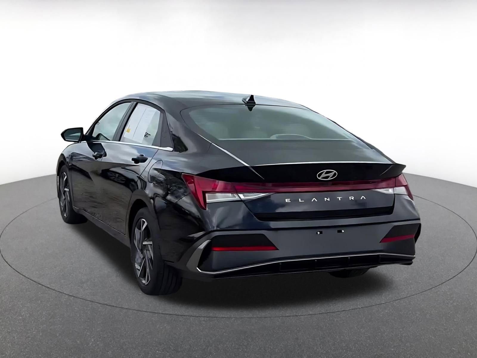 Used 2025 Hyundai Elantra SEL FWD image 9