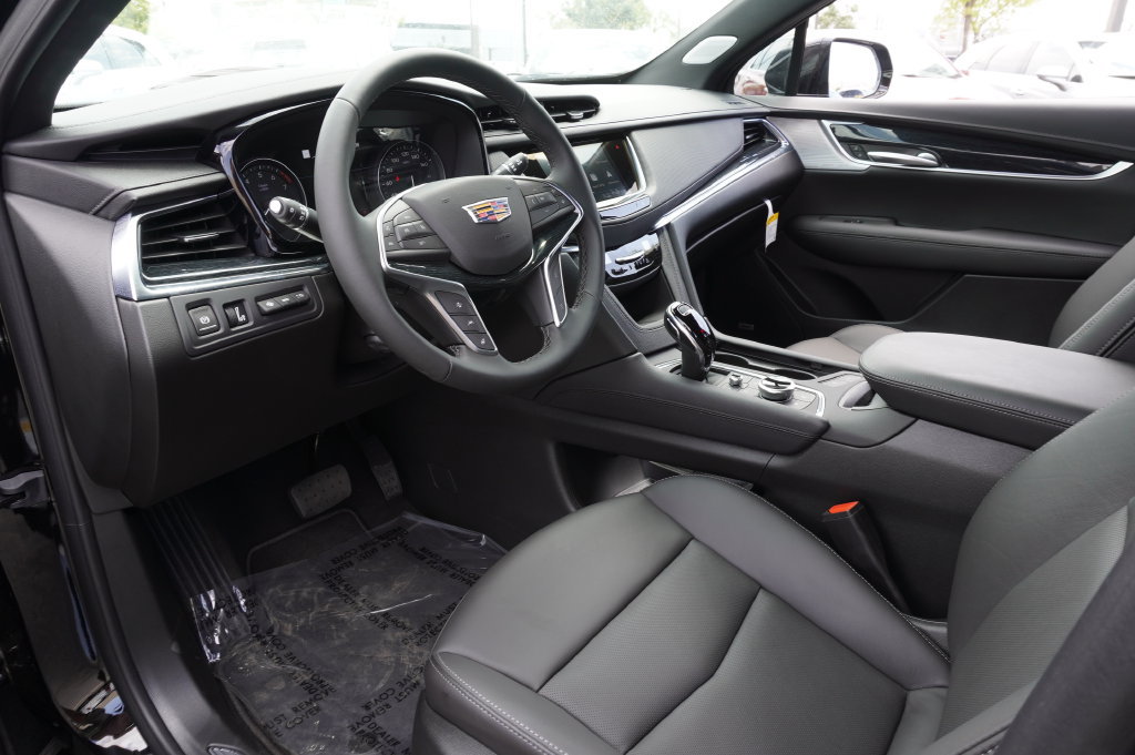 New 2025 Cadillac XT5 Premium Luxury w/ Technology Package FWD image 17