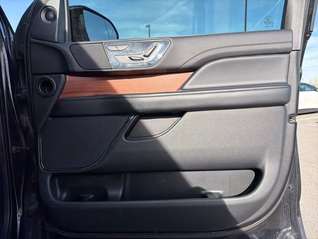 Used 2019 Lincoln Navigator Select image 11