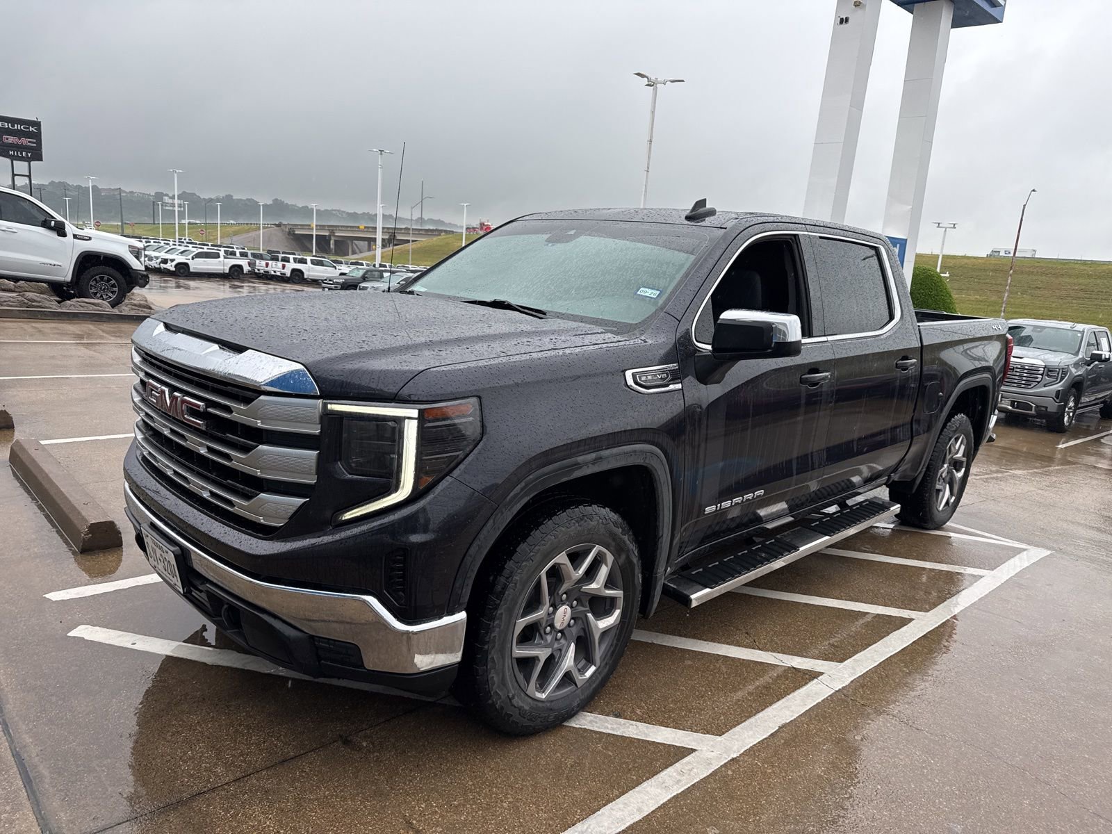 Used 2022 GMC Sierra 1500 SLE AWD/4WD image 1
