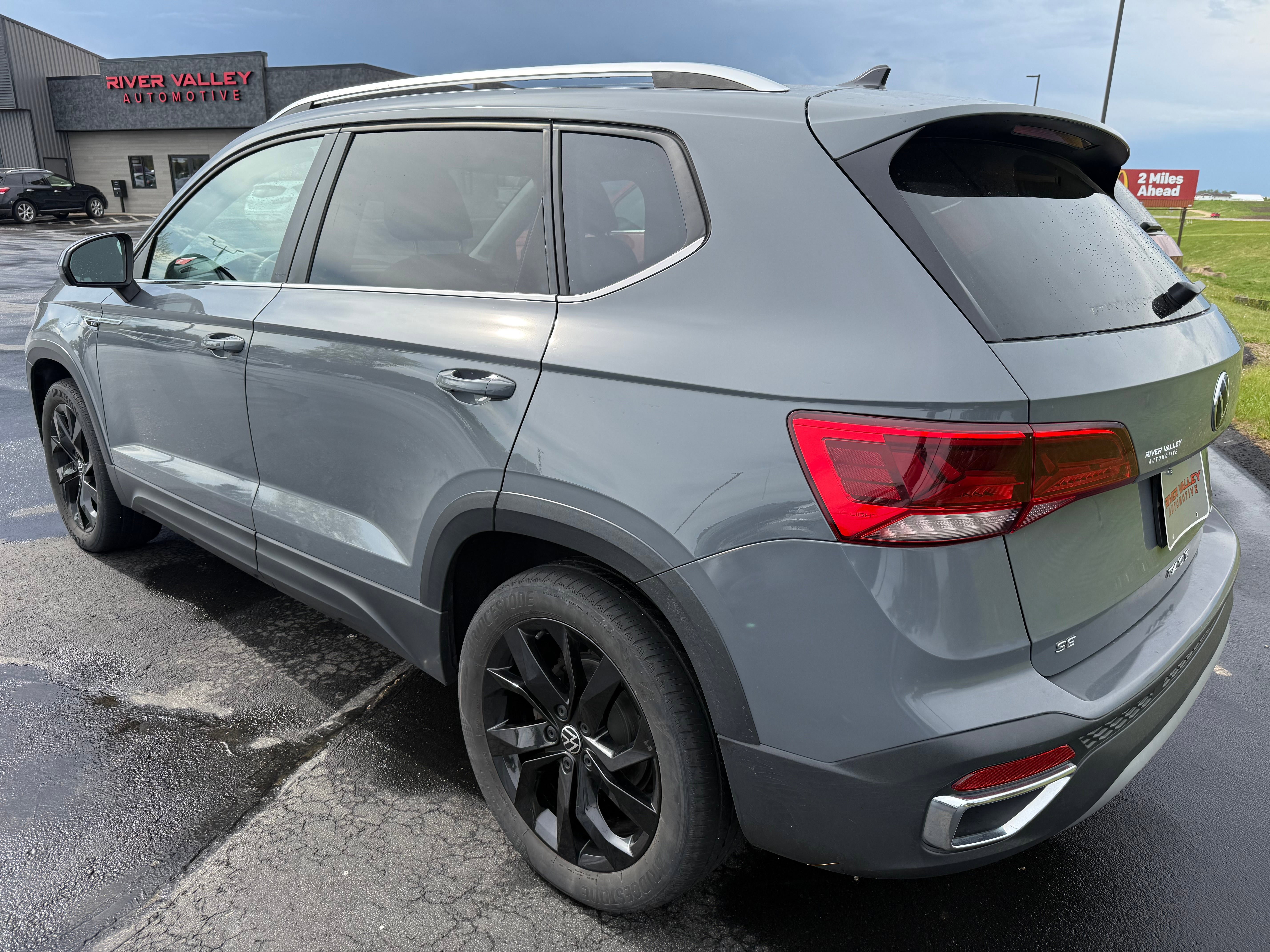 Used 2022 Volkswagen Taos SE w/ Panoramic Sunroof Package AWD/4WD image 4