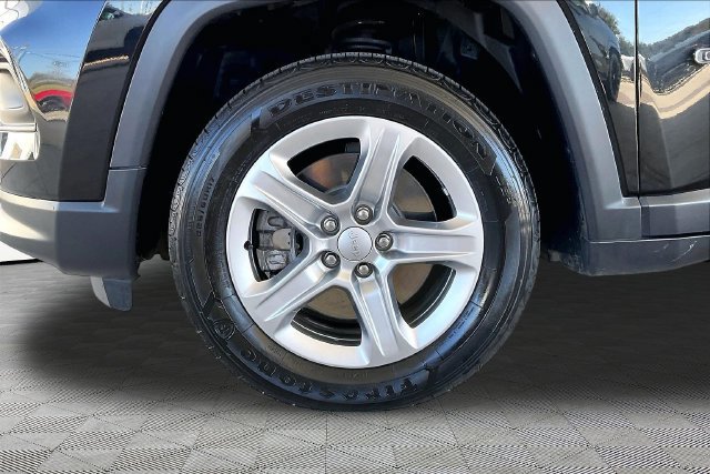 Used 2024 Jeep Compass Latitude AWD/4WD image 21