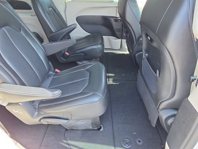 Used 2023 Chrysler Pacifica Touring-L FWD image 17