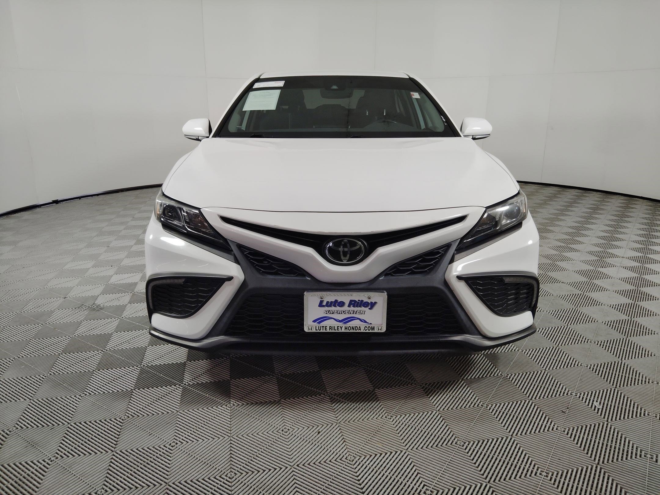 Used 2022 Toyota Camry SE image 6