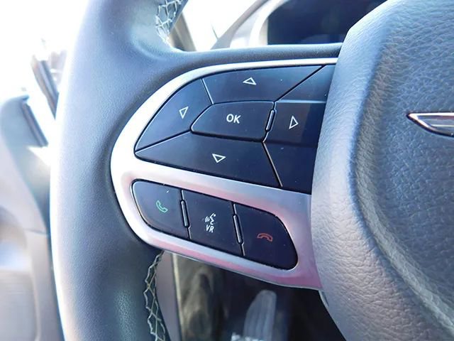 Used 2025 Chrysler Pacifica Select FWD image 21