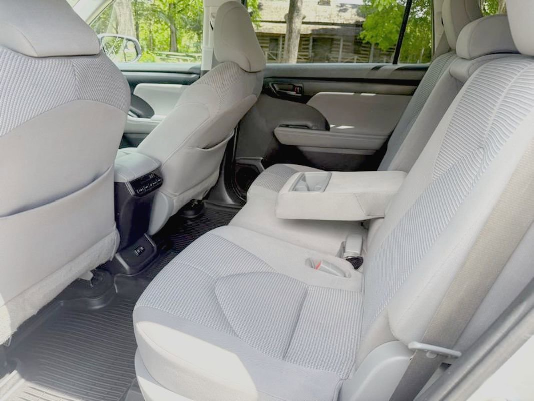 Used 2020 Toyota Highlander L FWD image 28