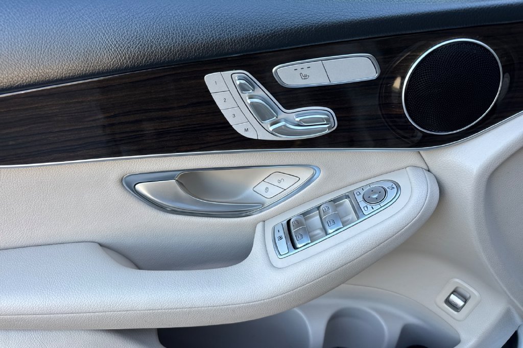Used 2020 Mercedes-Benz GLC 300 4MATIC image 10