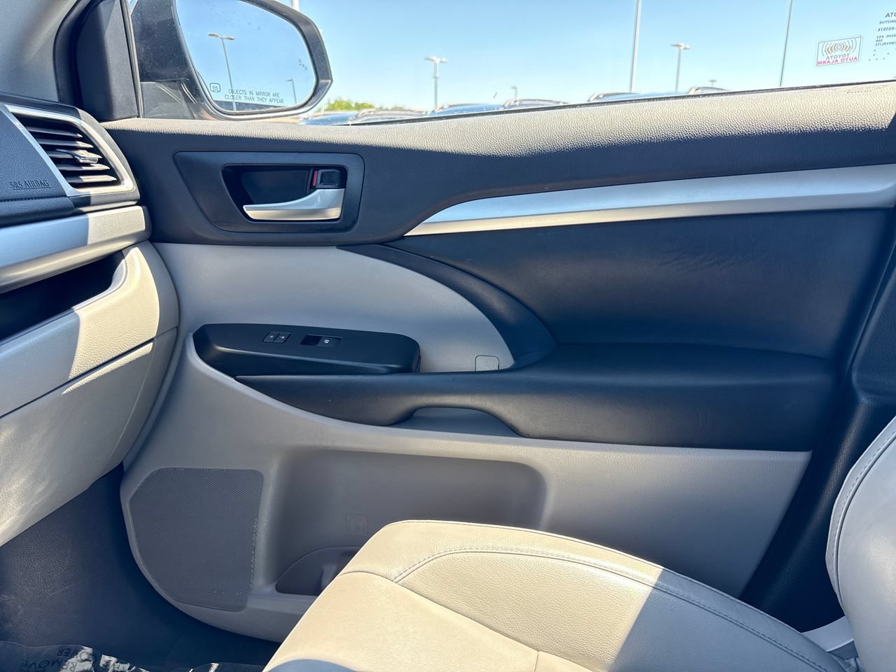 Used 2019 Toyota Highlander XLE FWD image 27