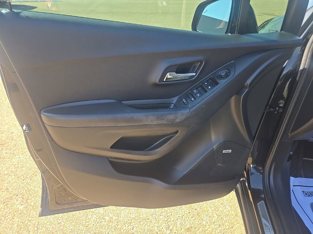 Used 2018 Chevrolet Trax Premier w/ Midnight Edition FWD image 11