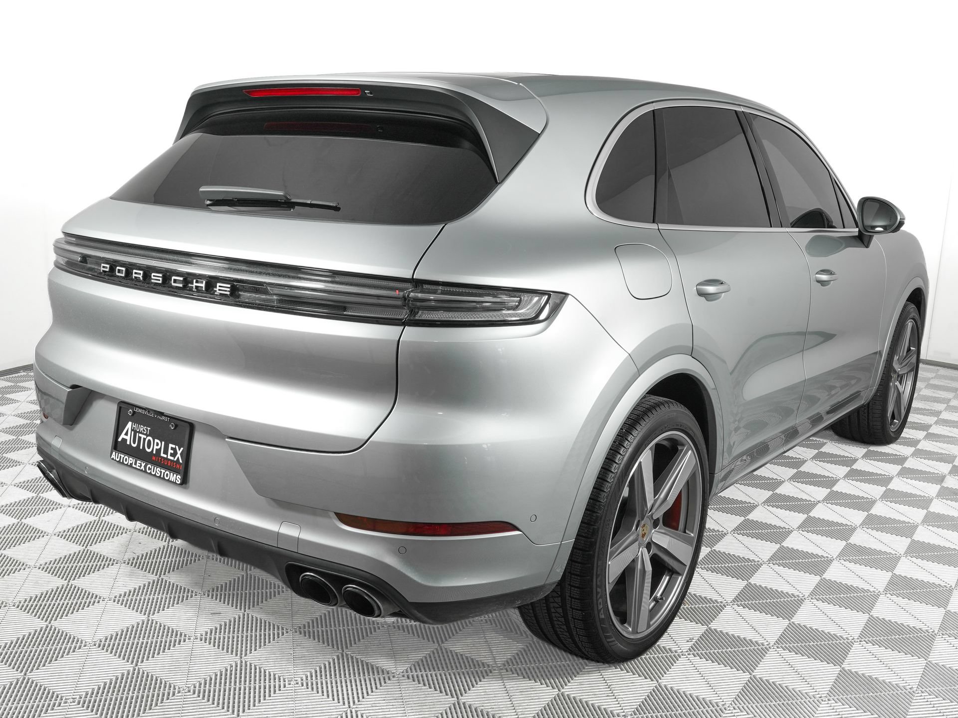 Used 2024 Porsche Cayenne AWD/4WD image 4