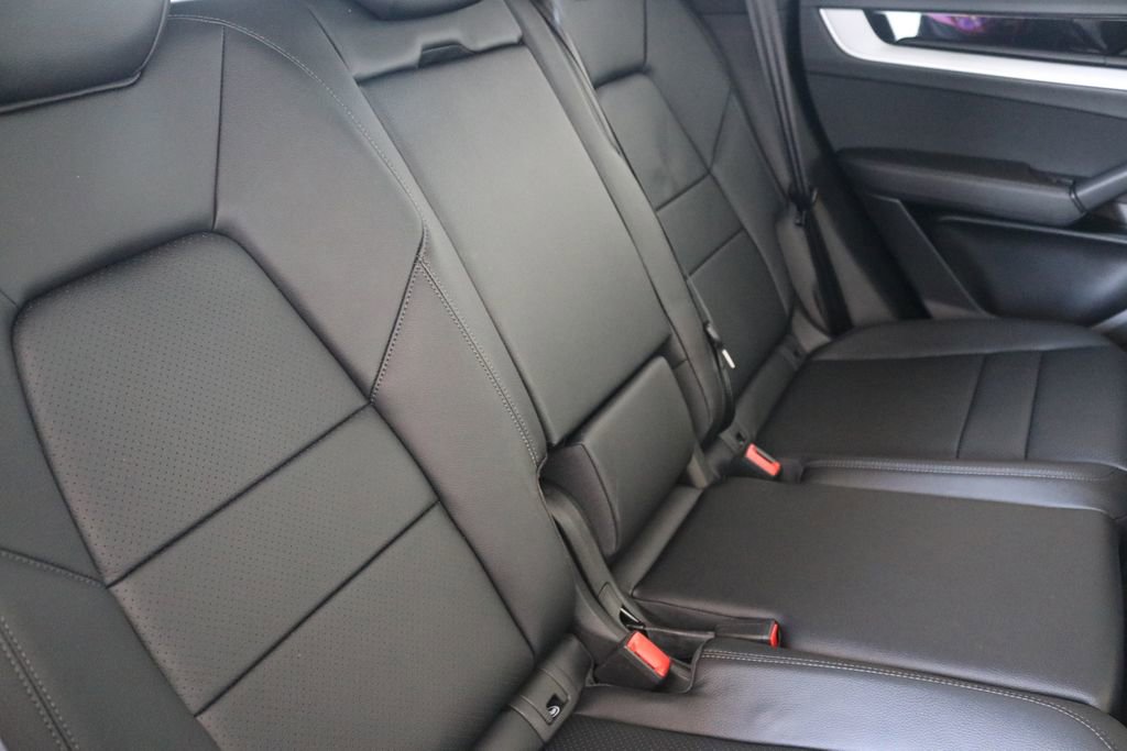 Used 2024 Porsche Cayenne image 32