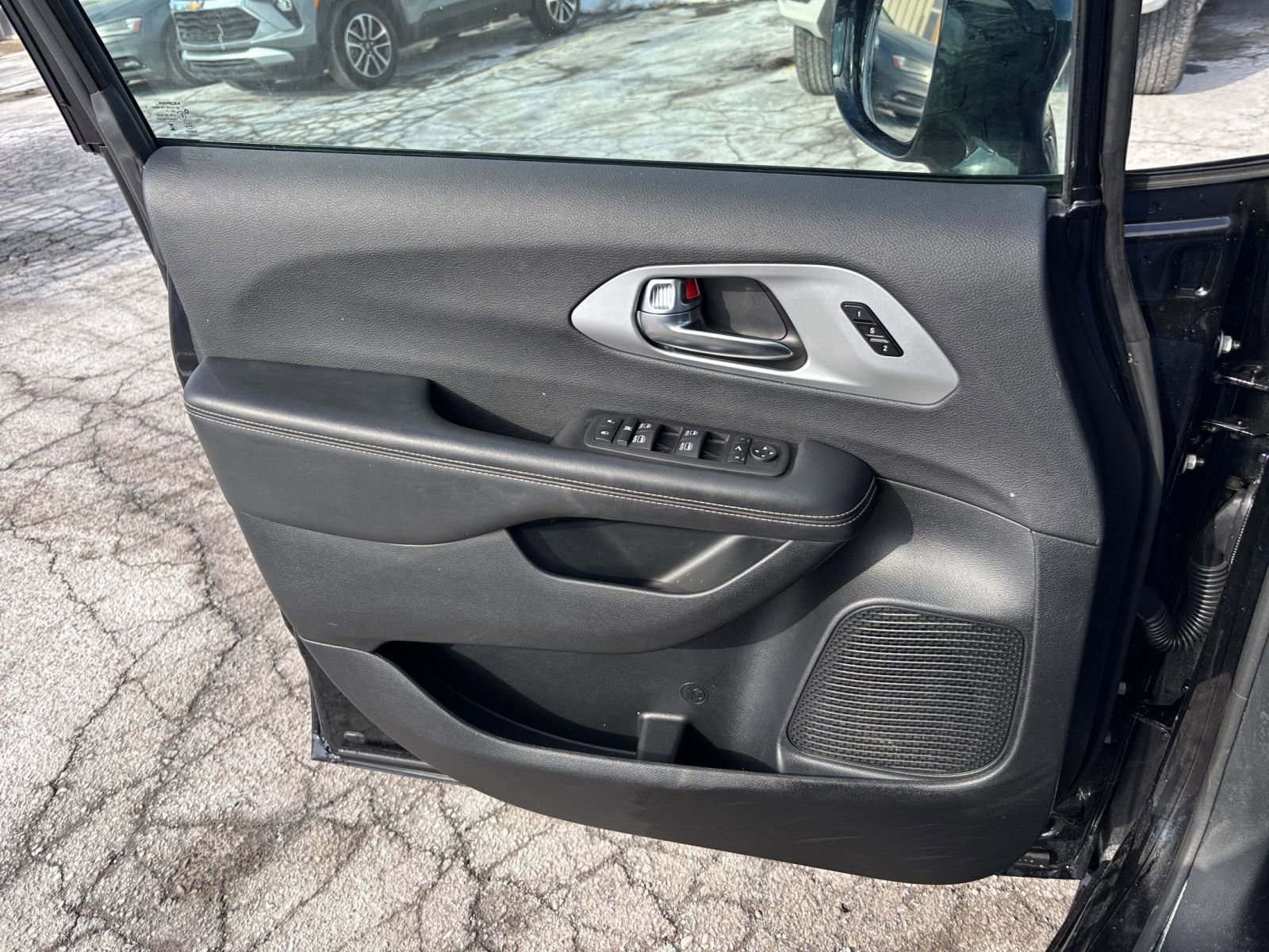 Used 2025 Chrysler Pacifica Limited image 18