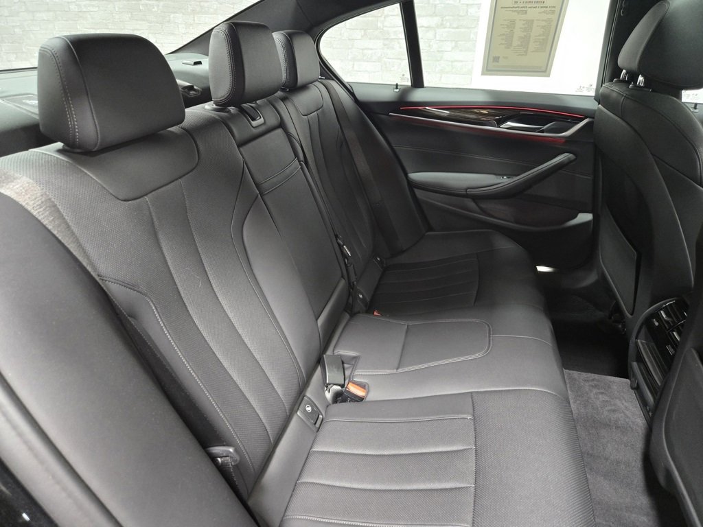 Used 2021 BMW 530e xDrive w/ M Sport Package image 50