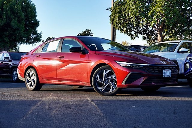 Used 2025 Hyundai Elantra Sport image 2