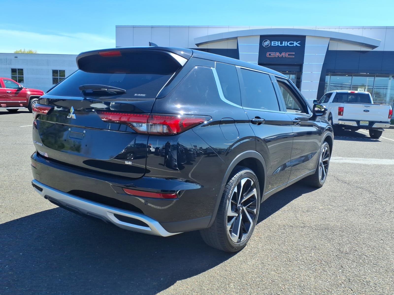 Used 2023 Mitsubishi Outlander SE image 3