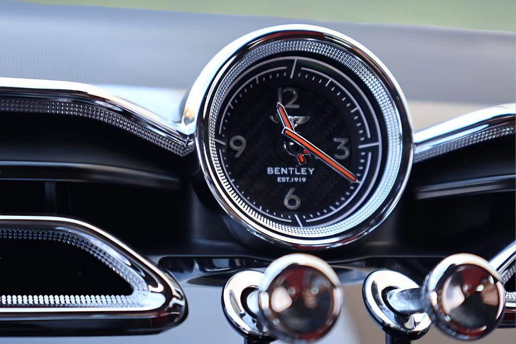 Used 2025 Bentley Bentayga AWD/4WD image 25