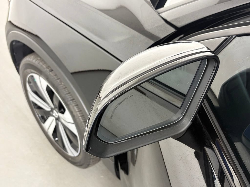 Used 2023 Volvo C40 P8 Recharge Plus AWD/4WD image 13