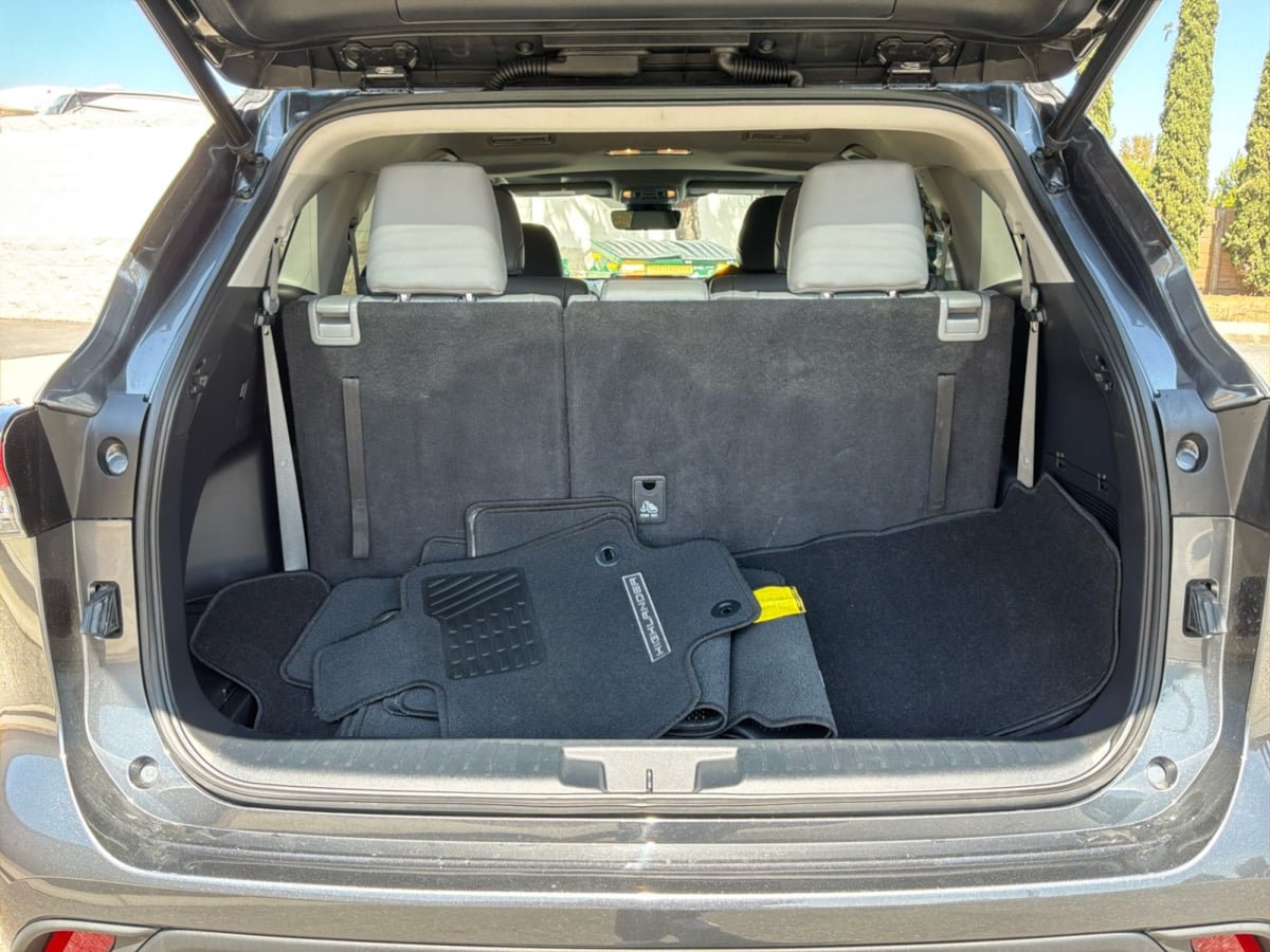 Used 2023 Toyota Highlander XLE FWD image 19
