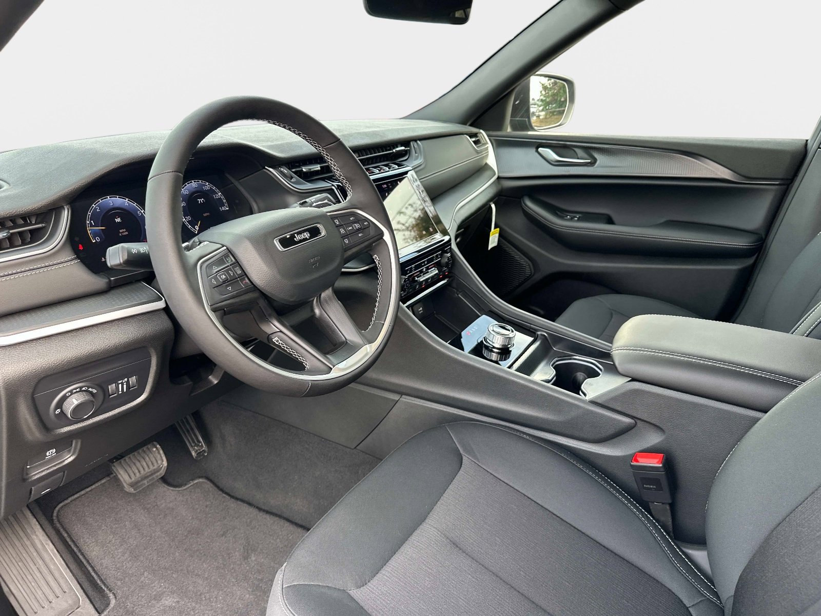 New 2025 Jeep Grand Cherokee Laredo X w/ Luxury Tech Group I AWD/4WD image 33