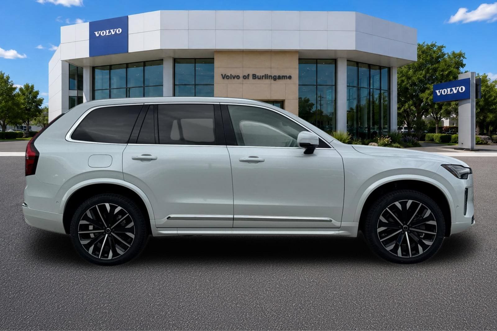New 2026 Volvo XC90 B5 Plus w/ Protection Package AWD/4WD image 2