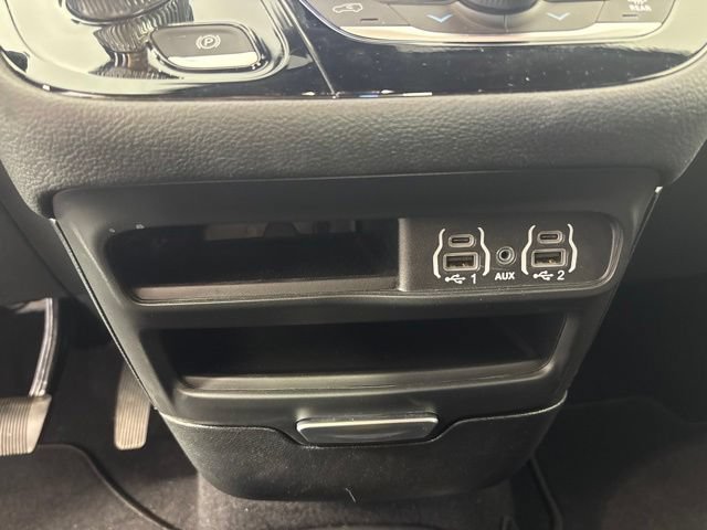Used 2025 Chrysler Pacifica Select FWD image 7