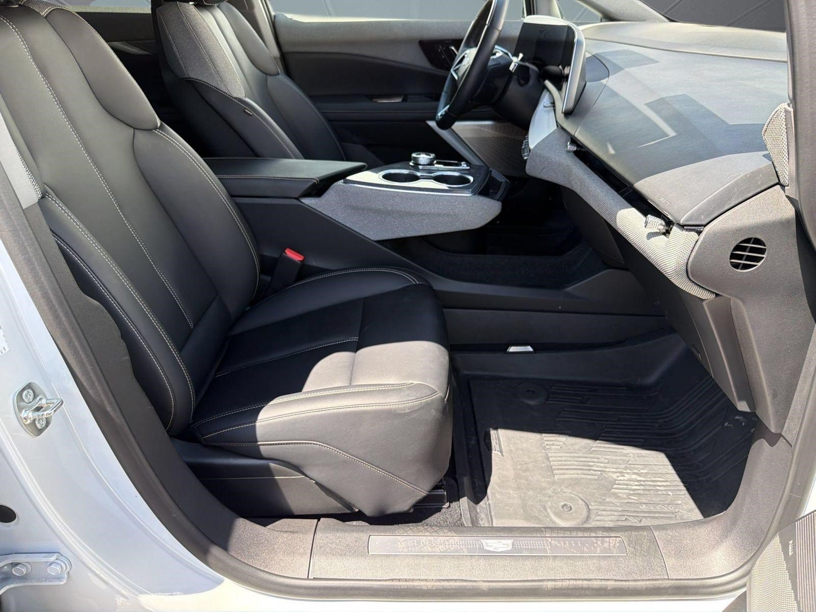 Certified 2025 Cadillac Optiq Sport 1 w/ LPO, Floor Liner Package AWD/4WD image 23