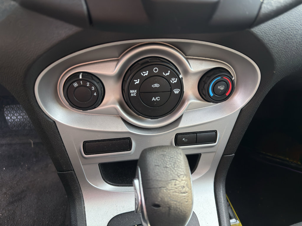 Used 2015 Ford Fiesta SE image 10