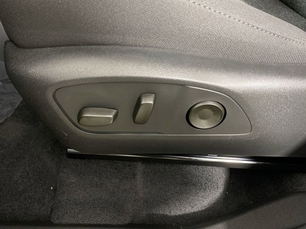 Used 2025 GMC Acadia Elevation w/ Black Edition image 12