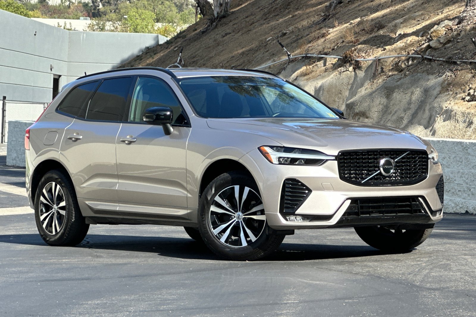 Certified 2025 Volvo XC60 B5 Core AWD/4WD image 2