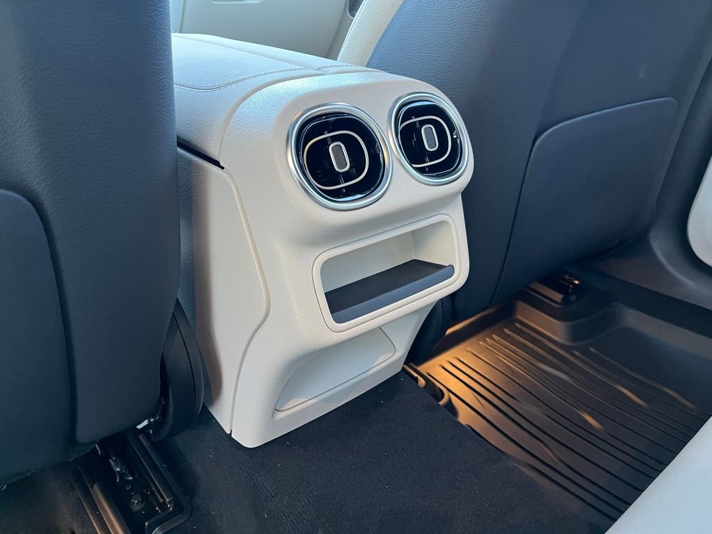 Used 2025 Mercedes-Benz GLC 350e 4MATIC image 54